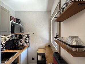 Réfrigérateur, micro-ondes, cafetière/bouilloire, bouilloire électrique