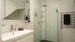 Shower, hair dryer, towels - Double Bay Delight Isyd (Double Bay)