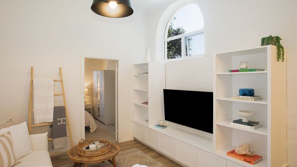 Desk, iron/ironing board, free WiFi, bed sheets - Double Bay Delight Isyd (Double Bay)