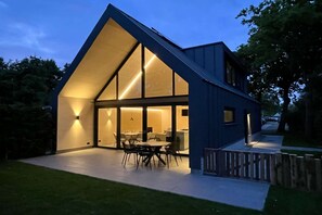 Outdoor dining - Luxury holiday home by the sea (Sint Maartenszee)