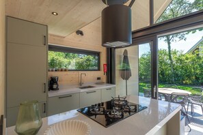 Fridge, microwave, oven, stovetop - Luxury holiday home by the sea (Sint Maartenszee)