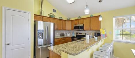 ثلاجة، ميكروويف، فرن، موقد طهي مسطح