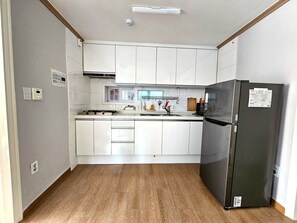 冷蔵庫、電子レンジ、電気ポット、トースター