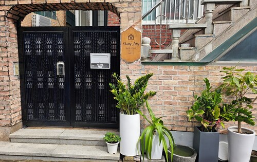 Stay JoyㅡSpacious Home for 9ㅡWalk to Gyeongbokgung & BukchonㅡHeart of Seoul