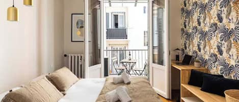 2 bedrooms, iron/ironing board, internet