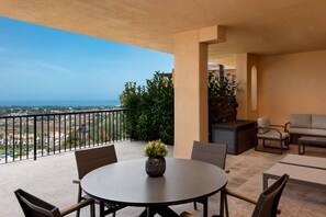 Outdoor dining - 2-Bedroom Sea View Apartment in Benahavis (Benahavís)