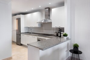 Fridge, microwave, oven, dishwasher - 2-Bedroom Sea View Apartment in Benahavis (Benahavís)