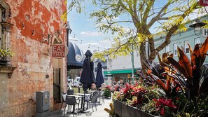 Outdoor dining - Boutique Sydney Hideaway Near Cafes & Parks (Paddington)