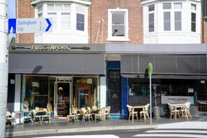 Outdoor dining - Quiet Ground Floor Studio in Paddington (Paddington)