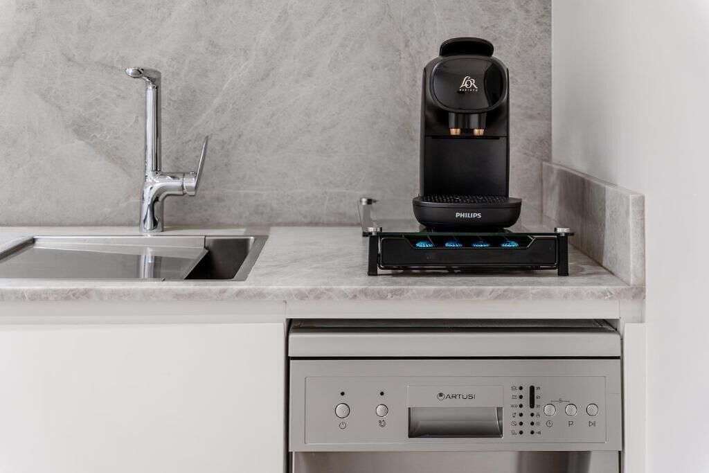 ثلاجة، ميكروويف، موقد طهي مسطح، غسالة أطباق