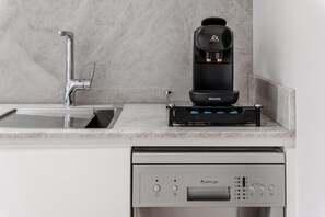 Fridge, microwave, stovetop, dishwasher - Quiet Ground Floor Studio in Paddington (Paddington)