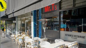 Outdoor dining - Boutique Sydney Hideaway Near Cafes & Parks (Paddington)