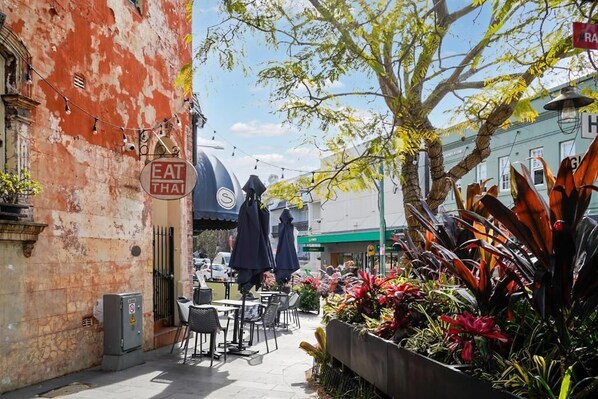 Outdoor dining - Quiet Ground Floor Studio in Paddington (Paddington)