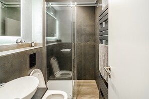 Douche, séchoir à cheveux, serviettes fournies