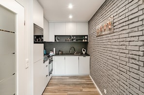 Frigorifero, microonde, forno, piano cottura