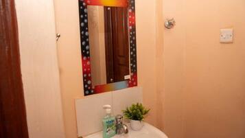 Douche, serviettes fournies, savon, papier toilette