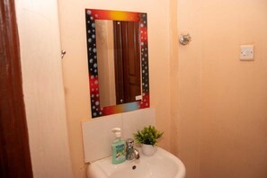 Dusche, HandtĂŒcher, Seife, Toilettenpapier