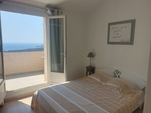 2 bedrooms, iron/ironing board, WiFi