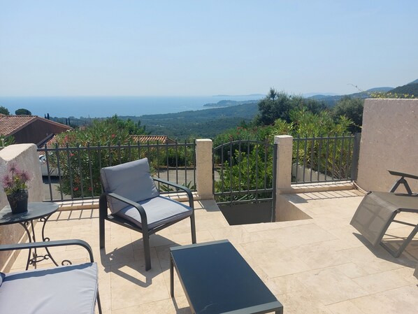 Terrace/patio - La Croix Valmer villa with sea view (La Croix-Valmer)