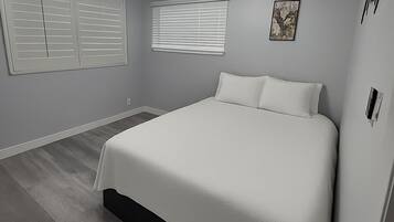 5 bedrooms, travel crib, free WiFi, bed sheets
