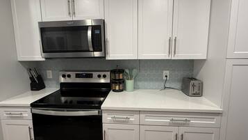 Microonde, forno, piano cottura, lavastoviglie