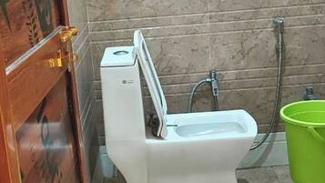 Shower, rainfall showerhead, free toiletries, slippers