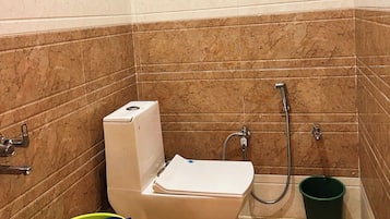 Roupas de cama antialérgicas, cofres nos quartos, escrivaninha