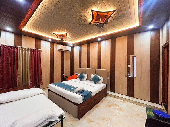 Family Double Room, Air conditioning | Hypo-allergenic bedding, desk, free WiFi, bed sheets