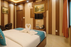 Superior Double Room, Air conditioning | Hypo-allergenic bedding, in-room safe, desk, soundproofing