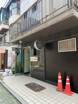 A building with a sign reading 'BISTRO GAMA' and a number '10' indicating its location.