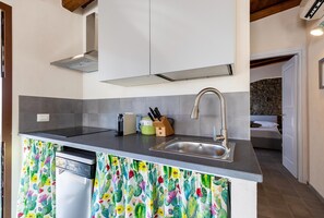 Fridge, oven, stovetop, dishwasher