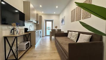 Signature Apartment, Patio, Courtyard View | Living area