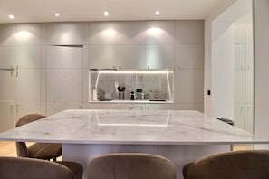 Micro-ondes, plaque de cuisson, lave-vaisselle