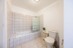Haartrockner, Handtücher, Seife, Toilettenpapier