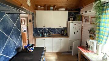 Fridge, oven, coffee/tea maker, electric kettle