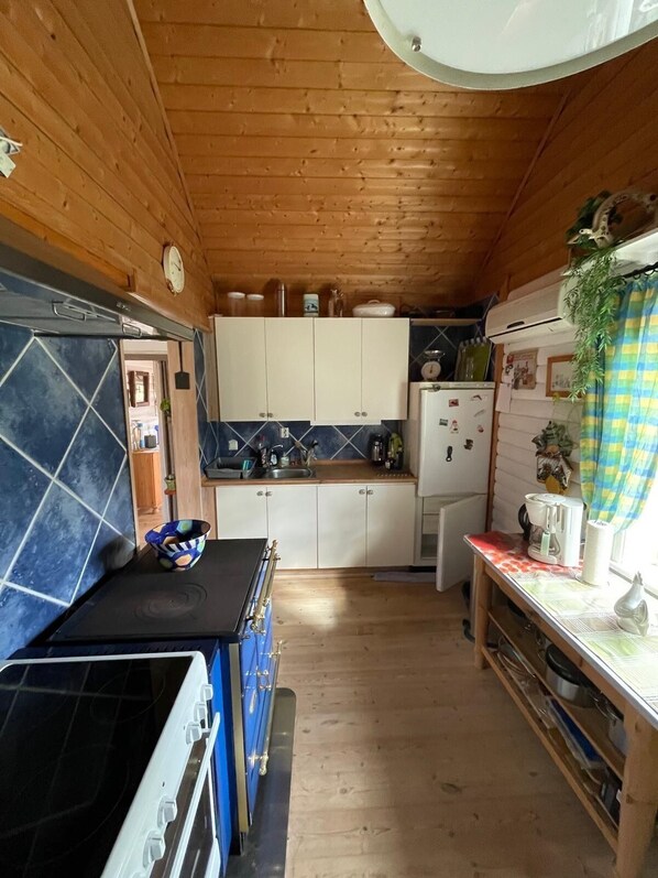 Een koelkast, een oven, een koffiezetapparaat/waterkoker, een waterkoker