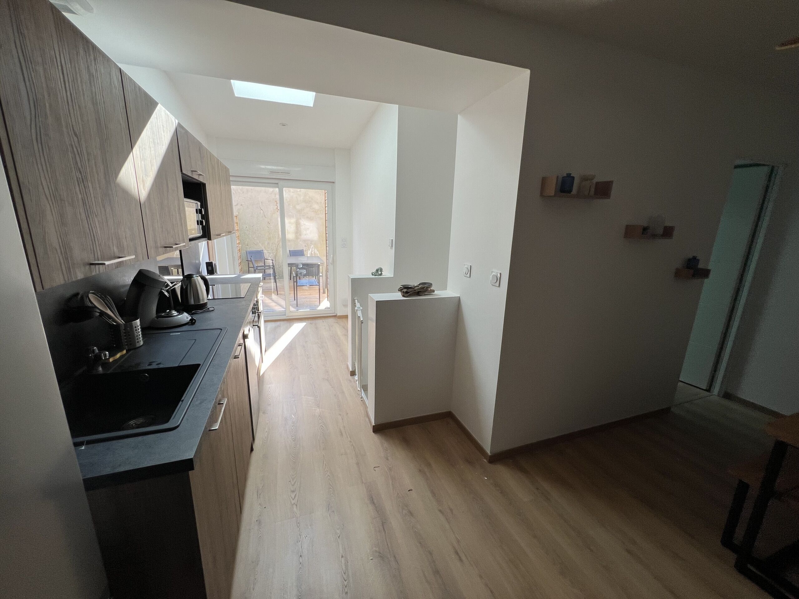 Een koelkast, een microgolfoven, een oven, een vaatwasser