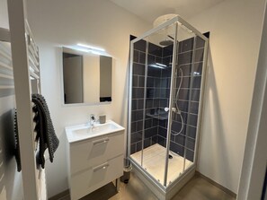 Douche, séchoir à cheveux, serviettes fournies