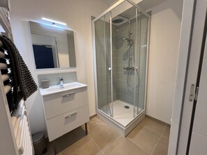 Shower, hair dryer, towels