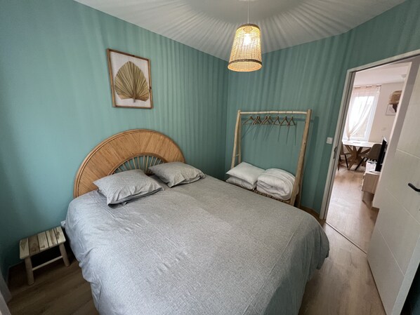 Iron/ironing board, free WiFi, bed sheets