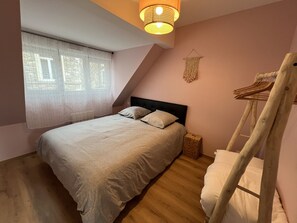 2 makuuhuonetta, silitysrauta/-lauta, ilmainen Wi-Fi, vuodevaatteet