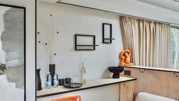 Deluxe Suite, Mountain View | Blackout drapes, free WiFi