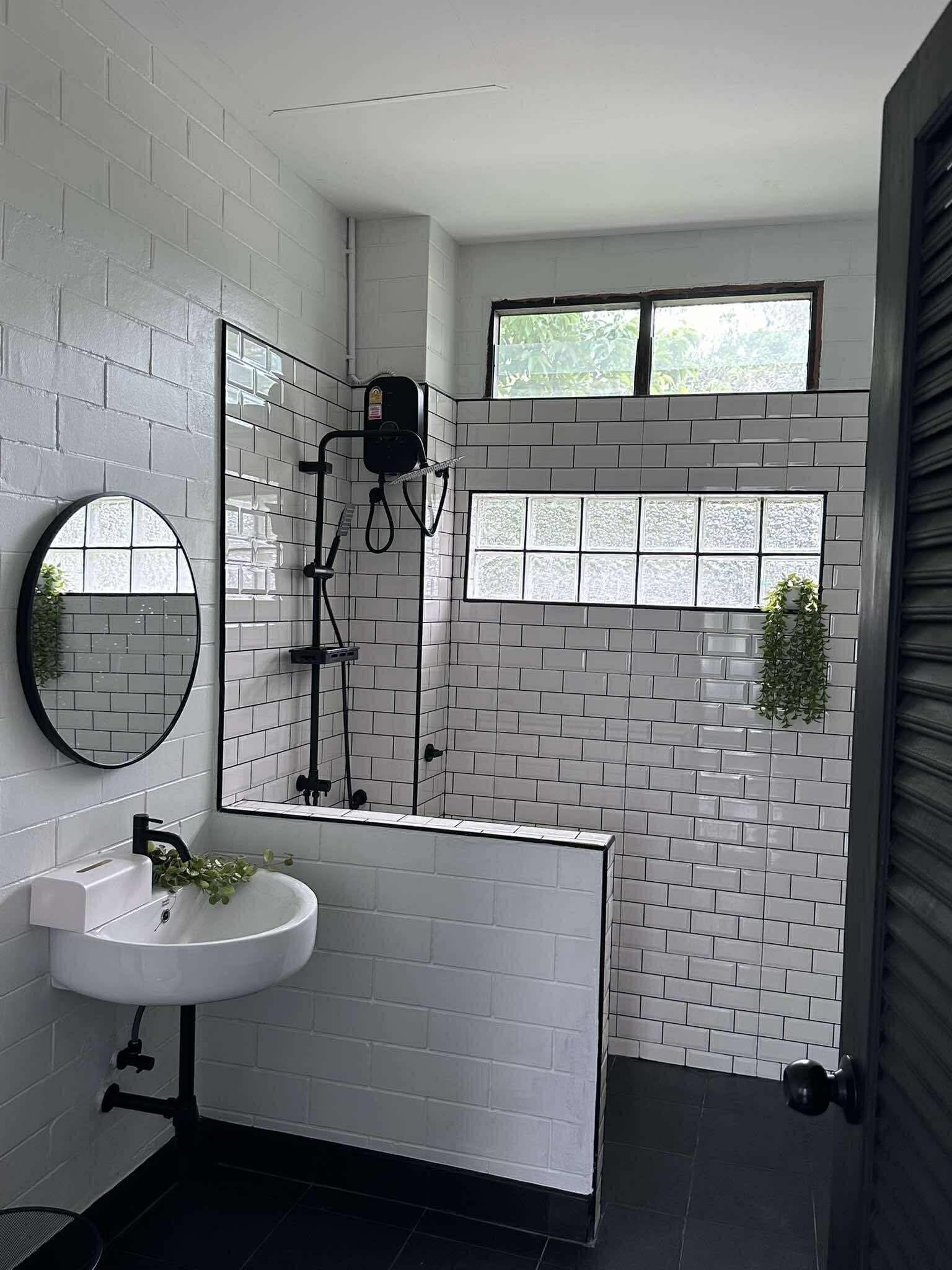 Douche, sèche-cheveux, serviettes fournies, savon