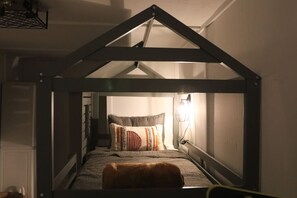 2 bedrooms, desk, travel cot, WiFi