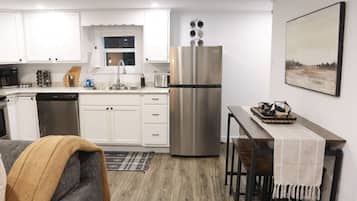 Jääkaappi, mikroaaltouuni, uuni, liesi