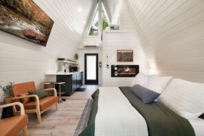 1 bedroom, travel cot, free WiFi, bed sheets