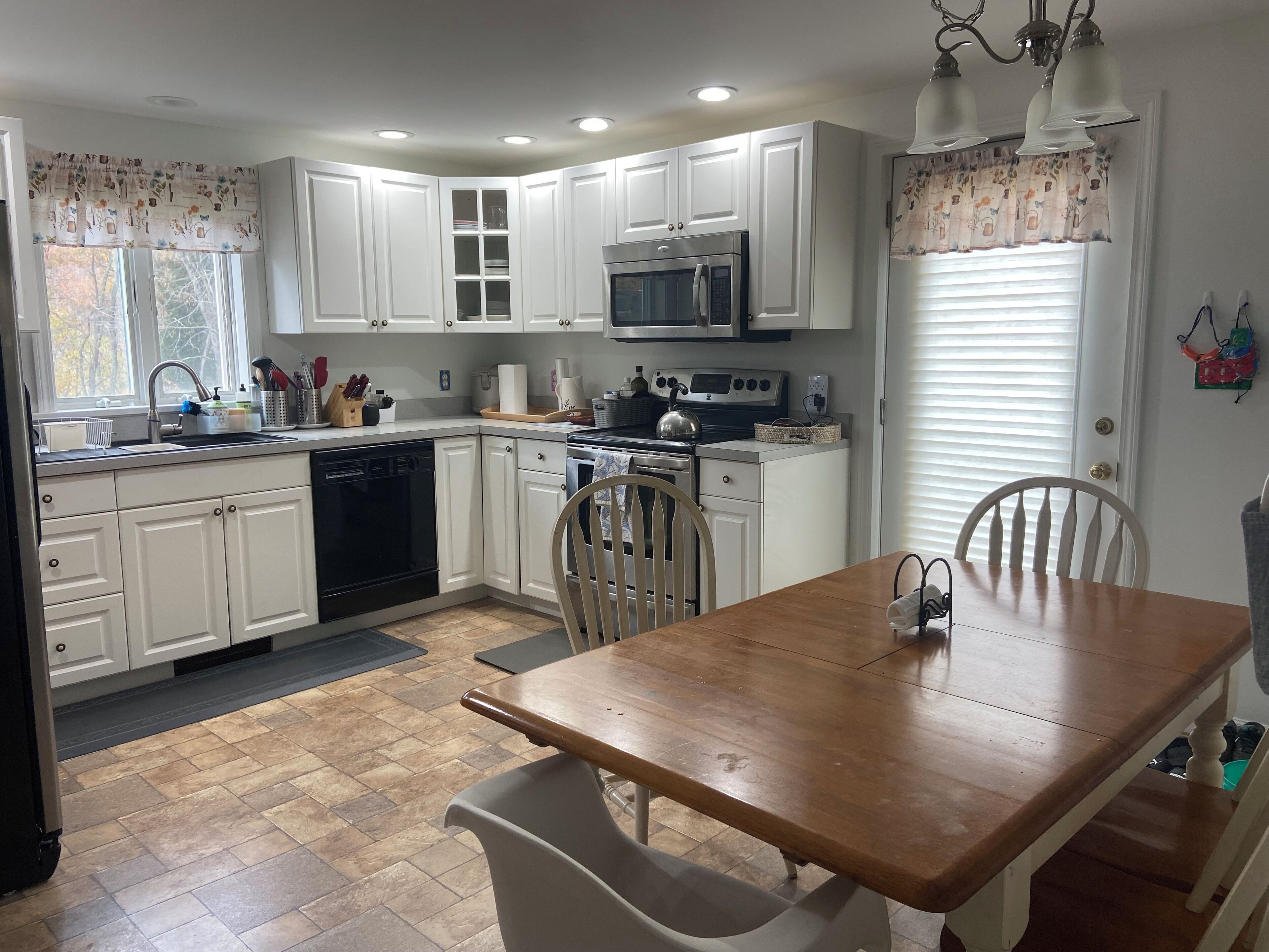 Een microgolfoven, een oven, een kookplaat, een vaatwasser