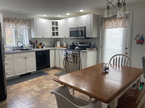 Mikrowelle, Ofen, Herdplatte, Geschirrspüler