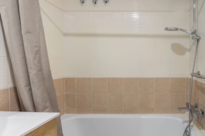 Douche, sèche-cheveux, bidet, serviettes fournies