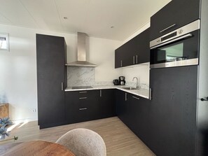 Réfrigérateur, micro-ondes, plaque de cuisson, lave-vaisselle